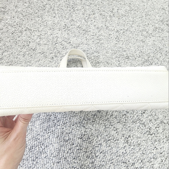 Vintage Chanel White Caviar Bag with Gold Hardware - Picture 8 of 8